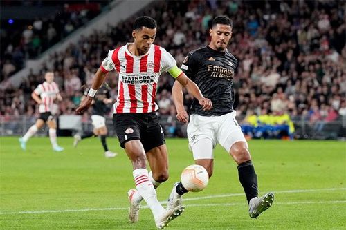 Thua cách biệt PSV, Arsenal vẫn có nguy cơ mất ngôi đầu bảng