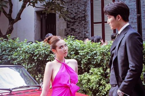 Huyền Lizzie - Đình Tú liên tục sánh đôi trong sự kiện, cách xưng hô gây chú ý