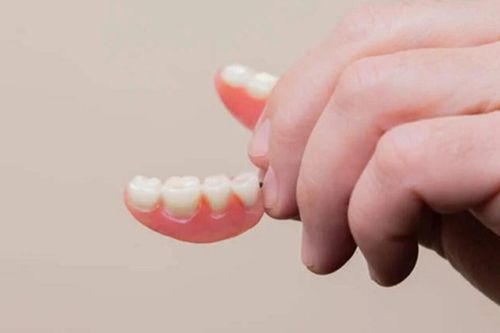 Đi ngủ không tháo răng giả, người phụ nữ trả giá bằng cả tính mạng