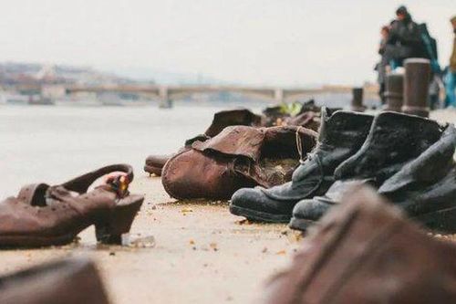 Câu chuyện đằng sau những đôi giày sắt bên bờ sông