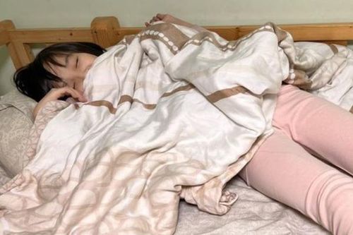 Ông bà xưa hay nói 'trẻ nhỏ ngủ hở rốn sẽ bị cảm', bác sĩ nhi giải thích lý do thật sự