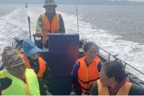 Quảng Ninh: Cứu thành công 23 ngư dân trên bè gỗ bị lật do sóng lớn