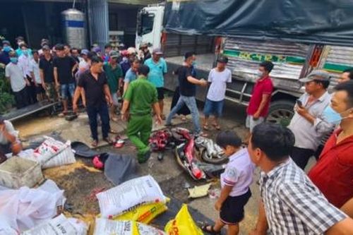 Lật xe tải chở cám, người phụ nữ bị đè tử vong, xe máy vỡ nát