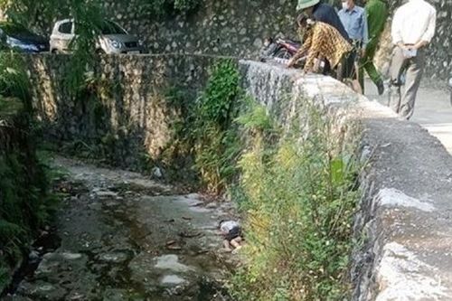 Đang đi làm, phát hiện thi thể người đàn ông dưới khe suối