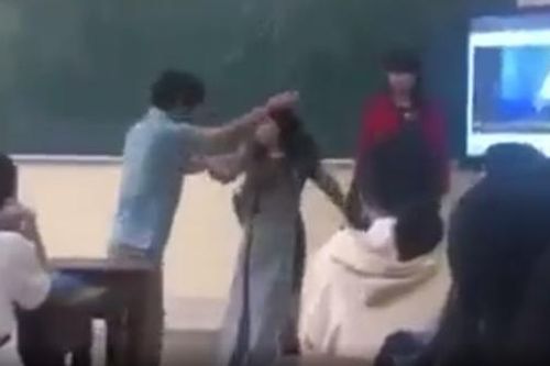 Hiệu trưởng nhà trường lên tiếng vụ nữ giáo viên bị khống chế đẩy ra khỏi lớp học