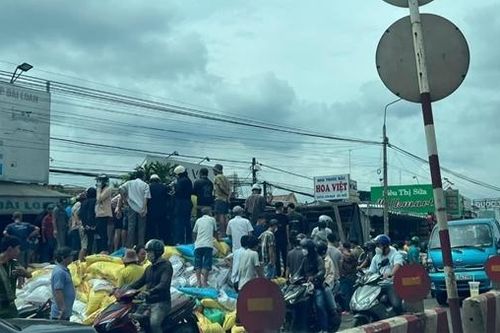 Đứng bên lề đường, một phụ nữ tử vong do xe tải mất lái