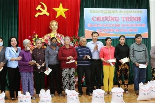 3.000 suất quà của Câu lạc bộ Nghĩa tình Phú Yên dành cho người nghèo miền núi