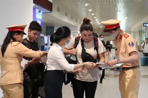 Tuyên truyền ATGT bằng tờ rơi song ngữ cho người nước ngoài