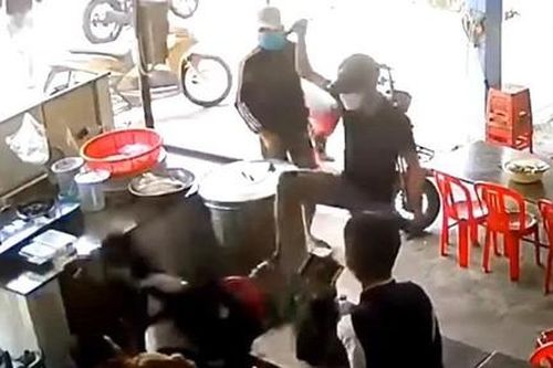 Xác minh vụ nhóm thanh niên dùng gậy sắt đánh 2 nam sinh bị thương