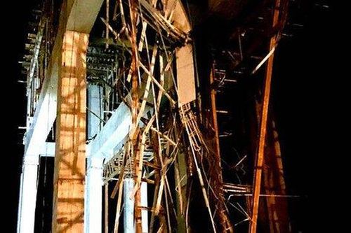 Sập giàn giáo công trình thủy điện, 3 người rơi xuống sông Kỳ Cùng
