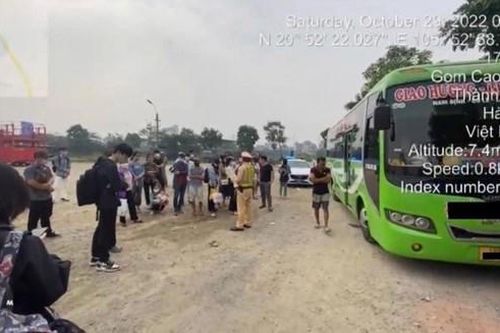 Xe khách 29 chỗ 'nhồi' 58 người bị xử phạt gần 40 triệu đồng