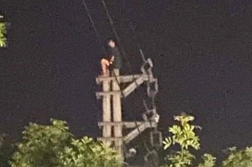 Cứu người đàn ông trên đỉnh cột điện, nhiều phường cắt điện khẩn cấp