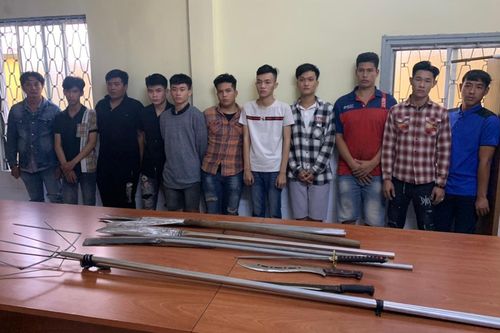 Bắt tạm giam nhóm mang bom xăng, mã tấu gây náo loạn ở TP.HCM