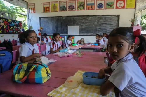 Lạm phát tăng, trẻ em ở Sri Lanka nghỉ học vì thiếu cơm ăn