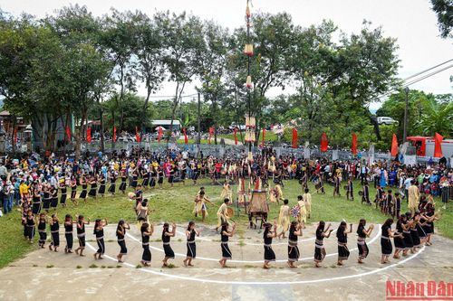 Liên hoan Cồng chiêng - múa xoang, thi trang phục dân tộc thiểu số dành cho học sinh