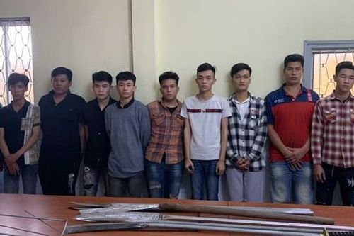 Bắt giam nhóm đối tượng mang 'bom xăng', hung khí gây rối nhà dân