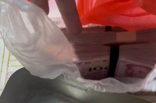 Cha nói có hộp cơm dưới bể nước, mở xem...3 con nức nở
