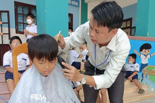'Tiệm cắt tóc 0 đồng' của thầy hiệu trưởng nơi xã đảo