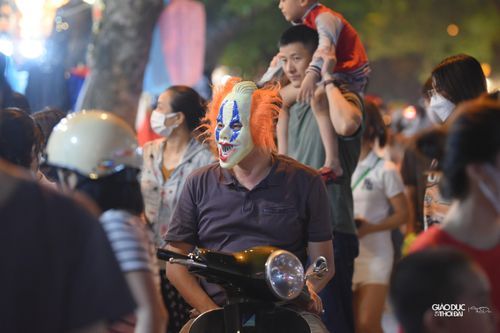 Chen chân hóa trang trên phố Hàng Mã trước ngày lễ Halloween