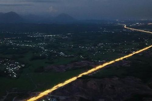 Vì sao cao tốc đẹp nhất Việt Nam có chiếu sáng thông minh nhưng... tối om?