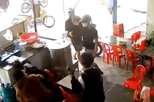 Triệu tập nhóm thanh niên dùng gậy sắt đánh 2 học sinh bị thương