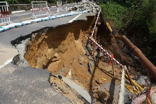 Cung đường đẹp bậc nhất ở Đà Nẵng vẫn ngổn ngang sau mưa lịch sử