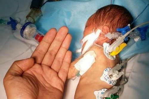 Bác sĩ bệnh viện công bị 'nhốt chặt' với quy định hành chính