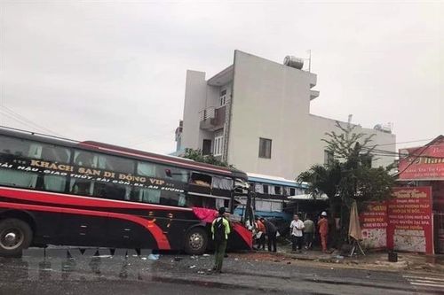 Phú Yên: Hai ôtô khách va chạm, một xe đâm vào nhà dân
