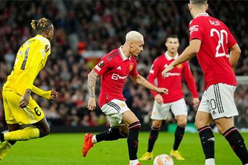 Antony 'bật' lại lời nhắc nhở của hai cựu danh thủ MU