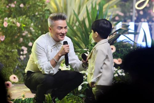 Đang đi công tác nước ngoài, Đàm Vĩnh Hưng quyết định đổi vé về sớm vì nhớ con trai