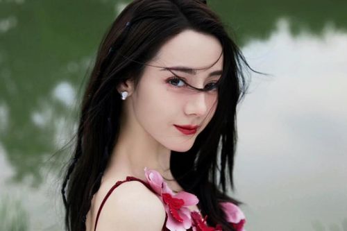 Địch Lệ Nhiệt Ba đang hẹn hò với người đã có gia đình, Dương Dương hết cơ hội?