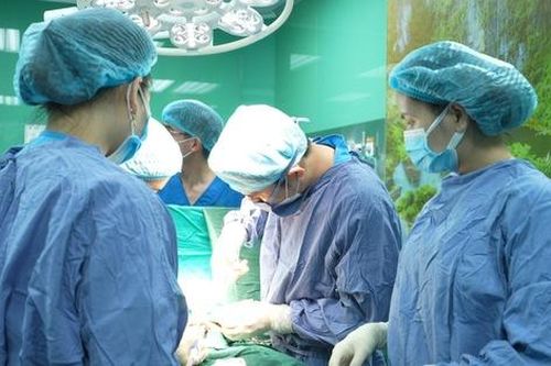 Bé gái bị tụ máu vùng kín phải cấp cứu chỉ vì ngồi sai tư thế khi đi vệ sinh