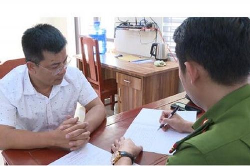 Thanh Hóa: Khởi tố, bắt tạm giam kẻ không đội mũ bảo hiểm còn dí thuốc lá vào mặt công an