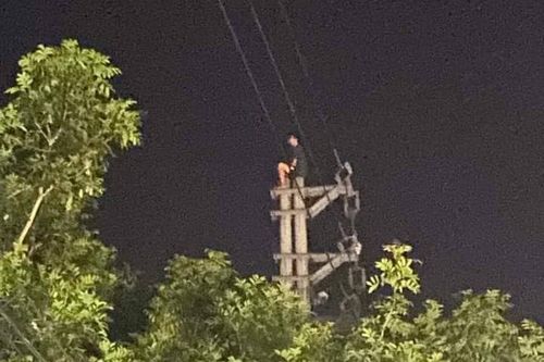 Nam thanh niên mắc bệnh tâm thần trèo lên đỉnh cột điện ở Lào Cai