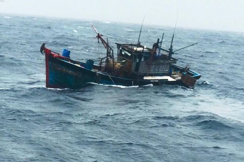 Tàu cá chở 12 thuyền viên gặp nạn trên vùng biển Quảng Bình