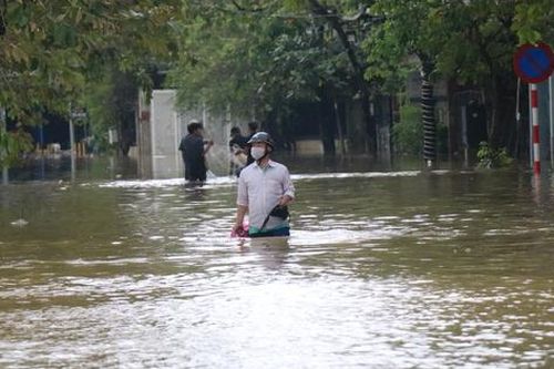 Xác minh 2 người đàn ông xưng cán bộ huyện đi quyên góp tiền bão lũ