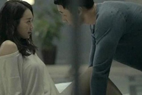Vợ vẫn còn thương nhớ người yêu cũ và lén lút gặp nhau, chồng đau khổ mà không thể dứt tình ly hôn