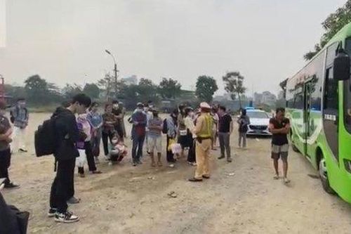 Hà Nội: Chặn đứng xe khách 29 chỗ nhồi nhét 58 hành khách