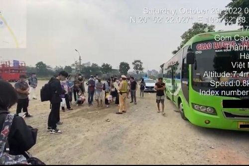 'Nhồi' 58 người trên xe 29 chỗ, tài xế bị phạt gần 40 triệu đồng