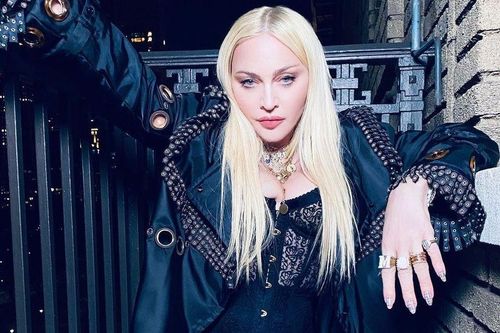 Madonna gây sốc vì đăng ảnh khoe ngực trần