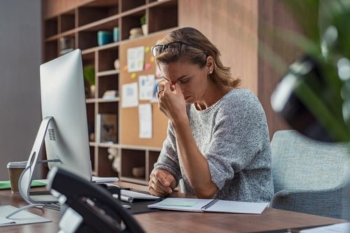 Làm việc căng thẳng trong thời gian dài làm tăng nguy cơ trầm cảm