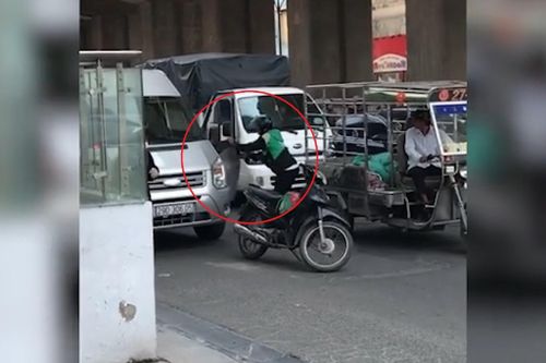 Cự cãi trên phố, tài xế ôtô tông thẳng vào xe máy rồi bỏ chạy