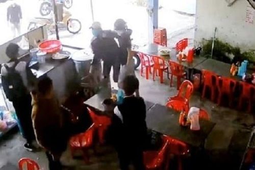 Triệu tập nhóm thanh niên dùng hung khí đánh 2 học sinh