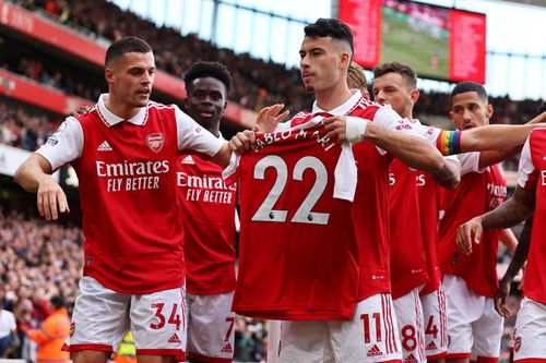 Cầu thủ Arsenal tặng bàn thắng cho đồng đội bị đâm nhập viện