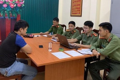 2 người thông tin sai sự thật về thị trường tài chính