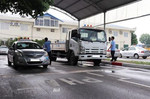 Siết chặt quy định giao xe cho học viên tự lái