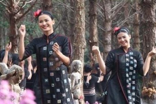 Kon Tum: Chương trình văn hóa đặc sắc trình diễn áo dài và thổ cẩm Tây Nguyên