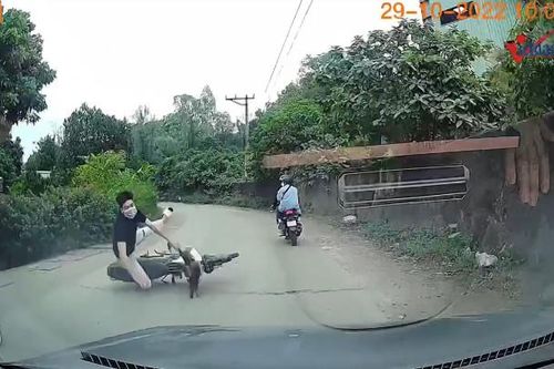 Xe máy hóa 'ngựa bất kham' vì nam thanh niên vào cua quá nhanh