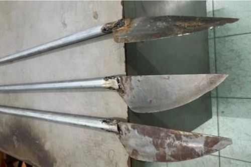 Bắt nhanh nhóm thanh niên vác dao phóng lợn, bom xăng đi tìm đối thủ