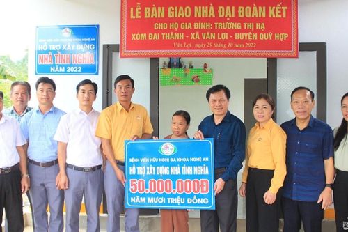 Bệnh viện Hữu nghị Đa khoa Nghệ An bàn giao nhà Đại đoàn kết cho 2 hộ đặc biệt khó khăn tại Quỳ Hợp